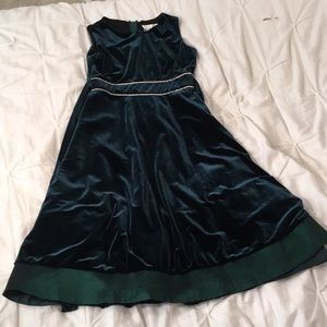 Never worn cute formal dress for girls.